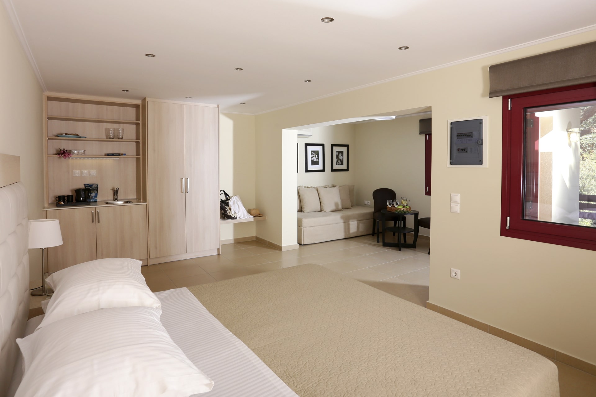 family_room_gardenview_02