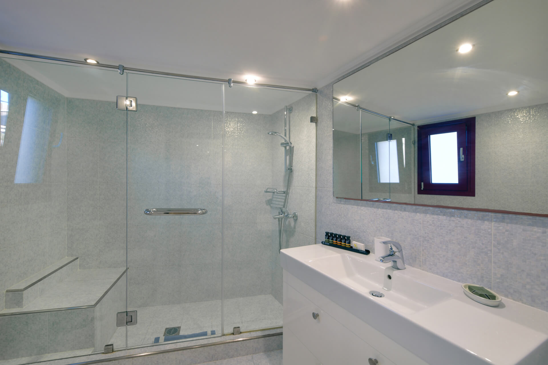 family_room_gardenview_08